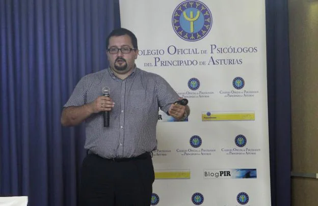 David Antón abrió la III Jornada de Hipnosis Clínica celebrada en la Facultad de Psicología. 
