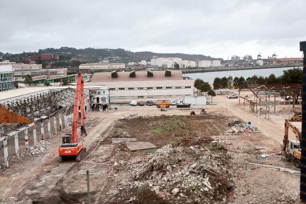 Situación del solar colindante con la EMA y el Instituto Oceanográfico donde ya se han derribado la mayoría de naves industriales. 