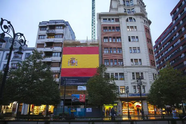 La banderona del edificio del número 6 del paseo de Begoña, en Gijón, de 90 metros cuadrados. 