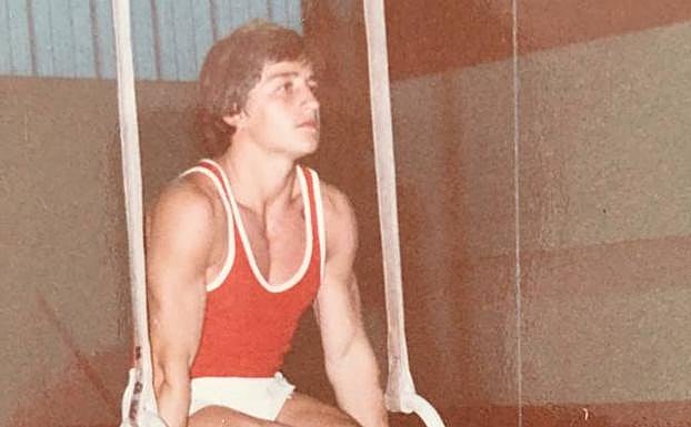 Eliseo Armesto, en plena competición, subido a las anillas. 