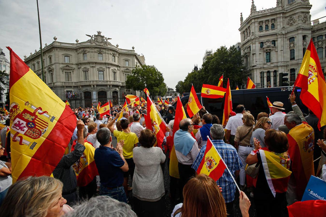 Miles de personas se han manifestado en Madrid contra el 1-O.