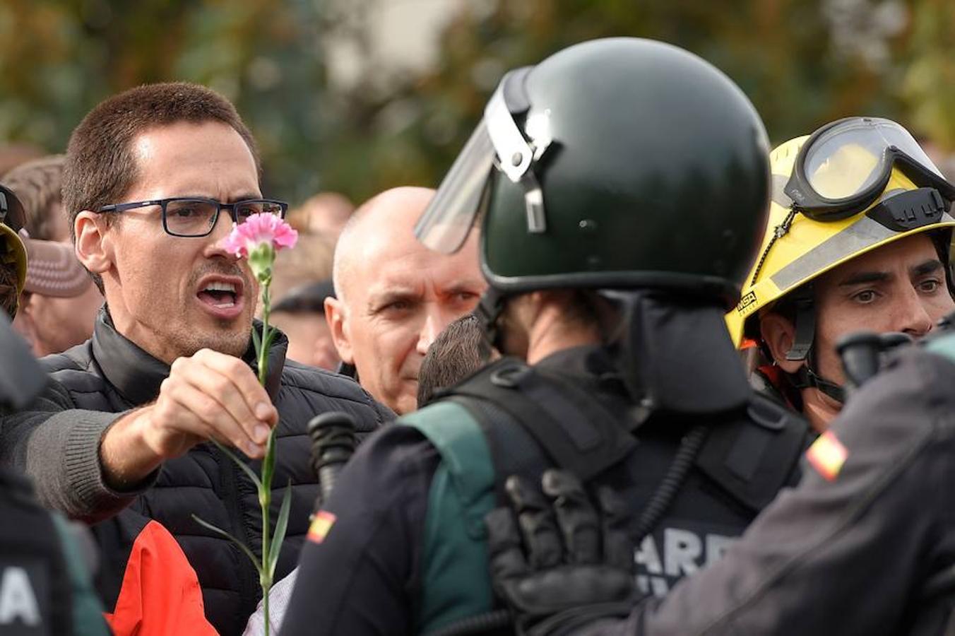 En varios puntos de Cataluña se han vivido momentos de tensión, entre manifestantes y agentes de policía, durante el referéndum soberanista