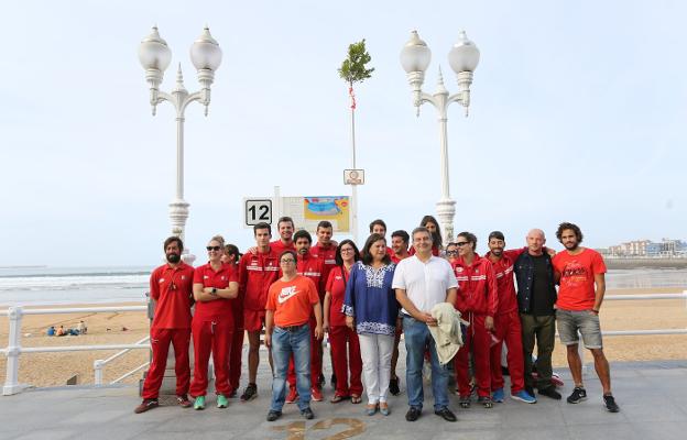 El equipo de socorristas posa en la escalera 12 con Esteban Aparicio, concejal de Seguridad Ciudadana, Flor Palacio, jefa de Salvamento, y algunos familiares. 