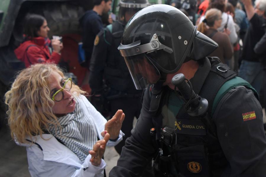 Los agentes retiran a los concentrados de la zona más cercana a los colegios electorales entre gritos de «independencia» y «queremos votar»