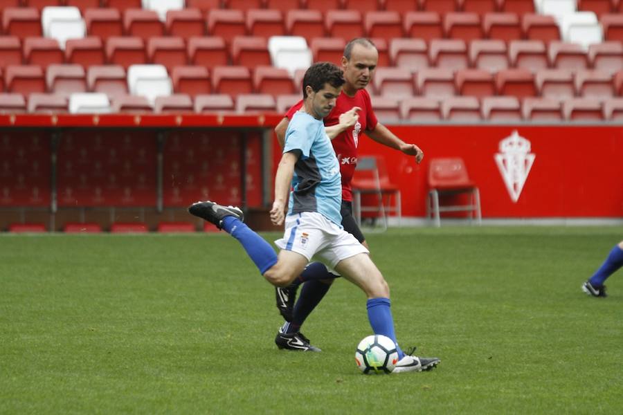 Trabajadores de Caixabank disputan en El Molinón su particular Sporting - Real Oviedo