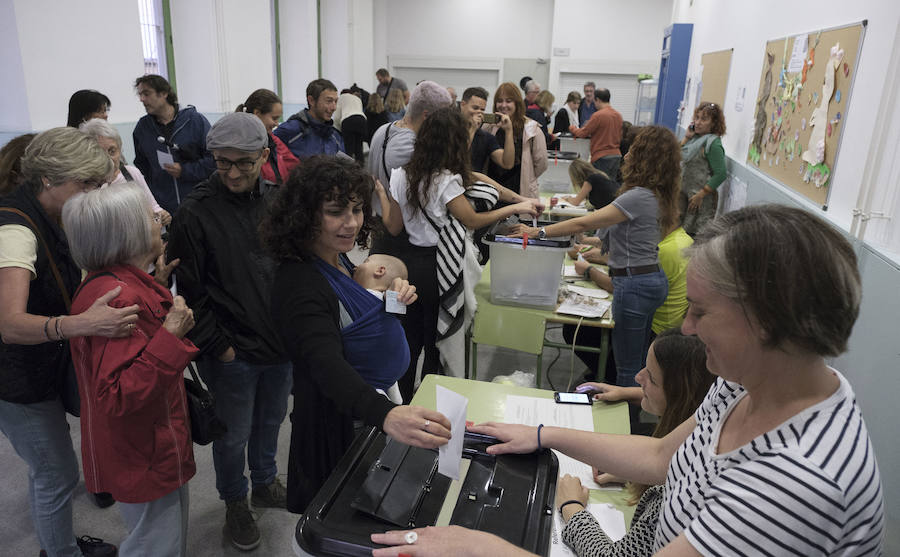 La jornada del 1-O estuvo marcada por una votación caótica y la actuación policial para evitarla