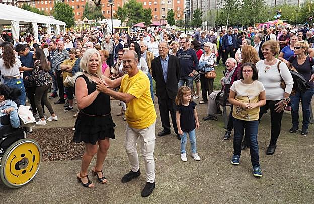 Bailes durante la sesión vermú en Pumarín. 