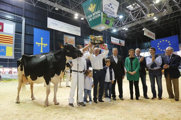 La familia Badiola alza el trofeo junto a 'Koketa', Germán de la Vega, Carmen Moriyón, Ibo Álvarez, Fernado Miranda y Gabriel Blanco. 