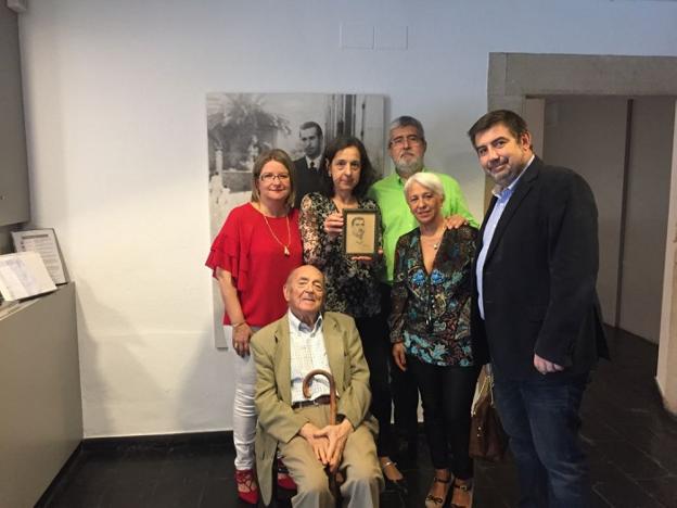 La familia Vieites entrega el cuadro al museo. 