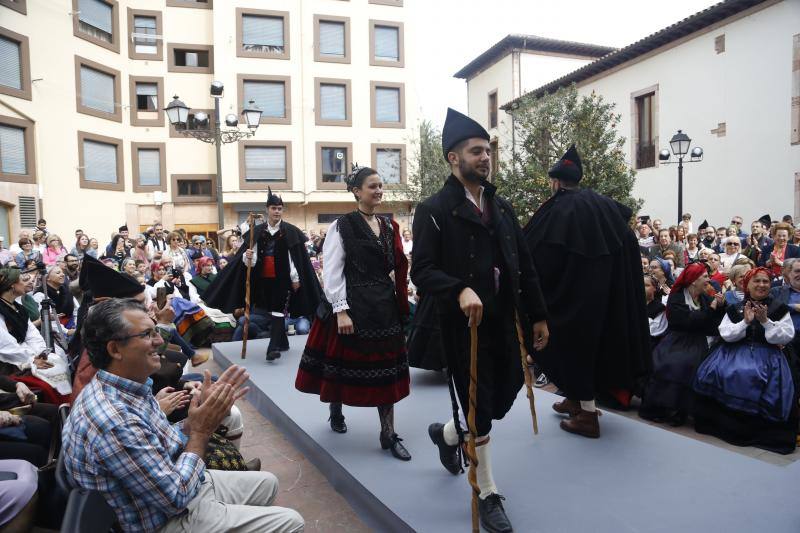 Unas doscientas personas paticiparo en el desfile con vestimentas tradicionales y pastores en Grado