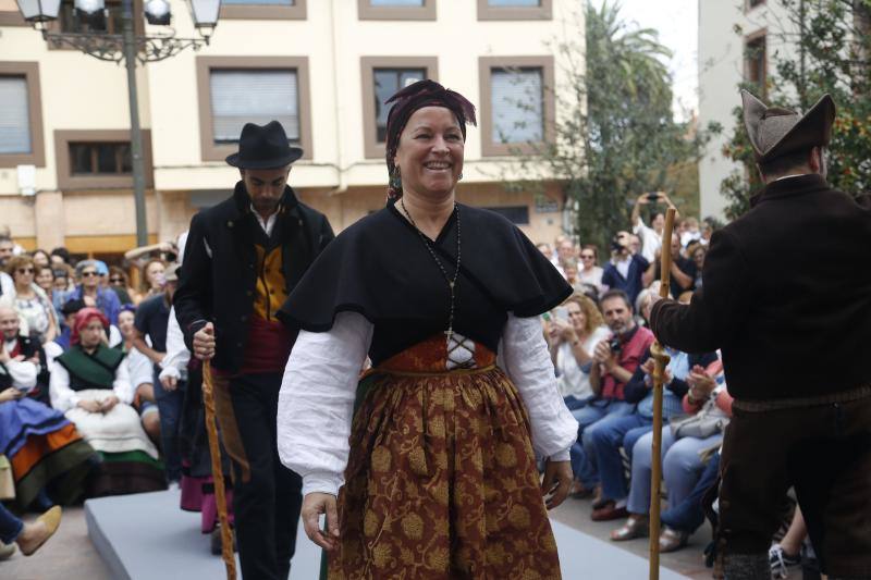 Unas doscientas personas paticiparo en el desfile con vestimentas tradicionales y pastores en Grado