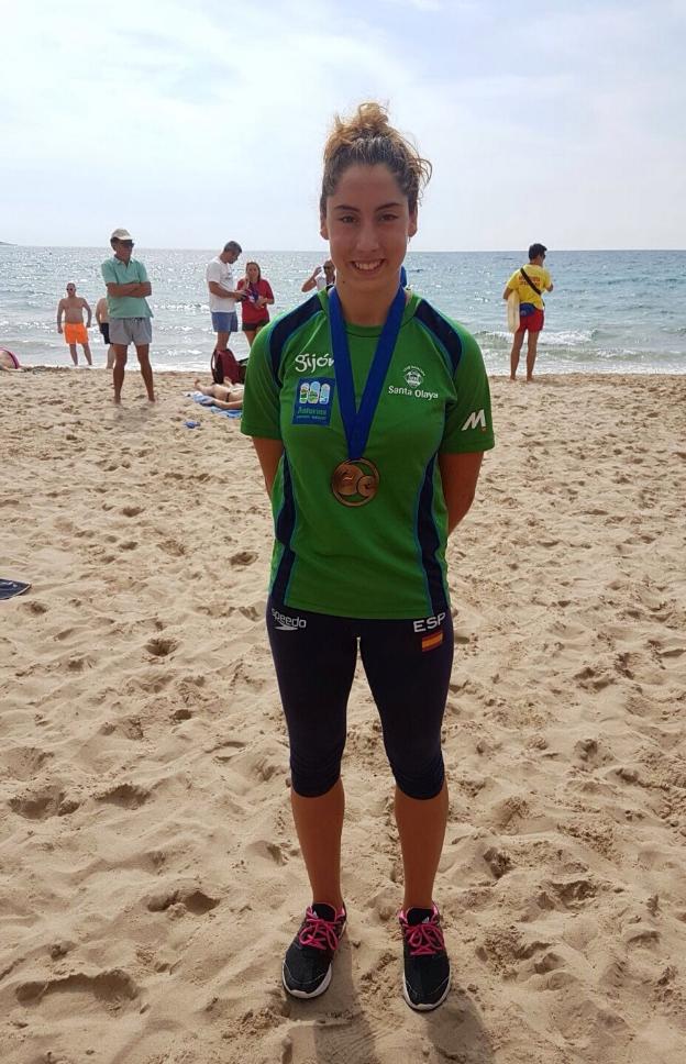 Alexia Arredondo luce su medalla de campeona en Benidorm. 