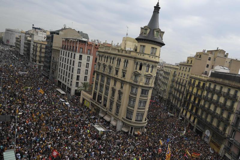 El seguimiento de la huelga es desigual: los comercios del centro de Barcelona están casi cerrados, mientras que una las plantas fabriles más importantes de Cataluña, la de Seat, en Martorell, funciona a pleno rendimiento.