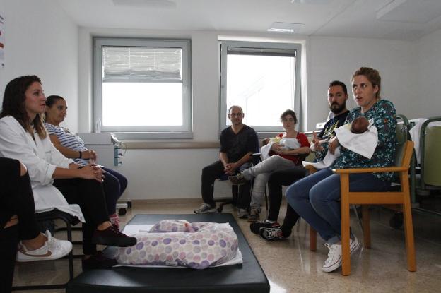 Clara Suárez, Ana Belén Sánchez, Francisco García, Alexandra Abad con su hijo Ángel, Daniel Fernández y Rebeca Fernández con su hijo Luca. 