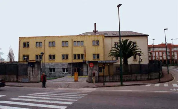 Un conductor borracho entra con su coche en el recinto de la Comisaría de la Policía Nacional en Avilés