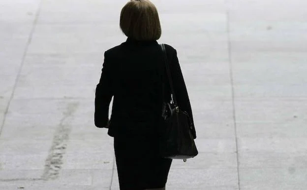 Una mujer camina por Madrid.