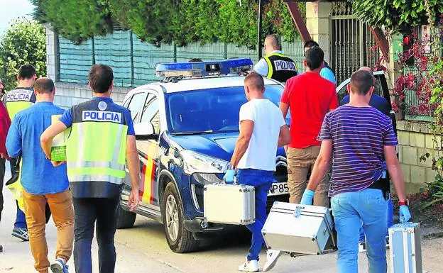 Agentes de la Policía Nacional volvieron ayer, con el arrestado, a su chalé en Turiso. 