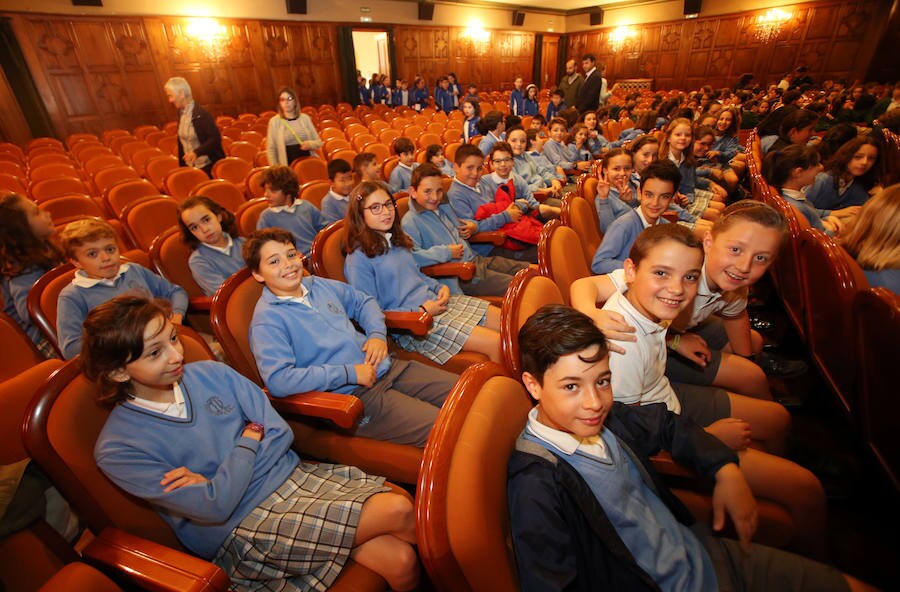 Un millar de escolares, de trece colegios ovetenses disfruta en el teatro Filarmónica de la representación de esta obra teatral en homenaje a Federico García Lorca y Miguel Hernández