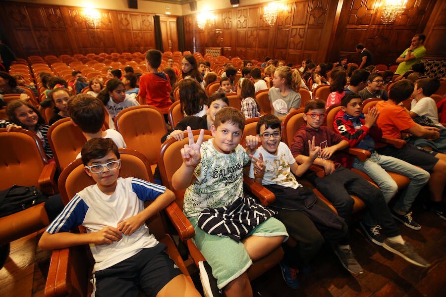 Un millar de escolares, de trece colegios ovetenses disfruta en el teatro Filarmónica de la representación de esta obra teatral en homenaje a Federico García Lorca y Miguel Hernández