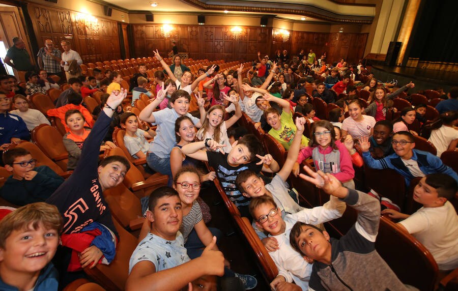 Un millar de escolares, de trece colegios ovetenses disfruta en el teatro Filarmónica de la representación de esta obra teatral en homenaje a Federico García Lorca y Miguel Hernández