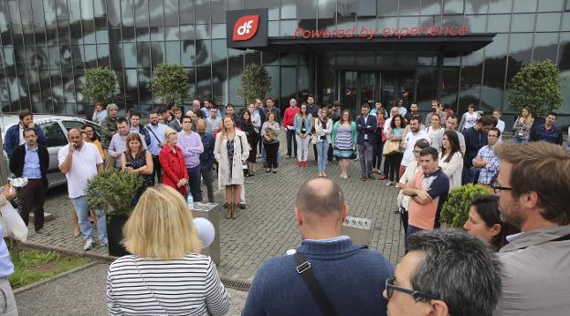 Trabajadores de Duro Felguera celebraron ayer una asamblea en el exterior de la sede del grupo, en el Parque Científico de Gijón. 