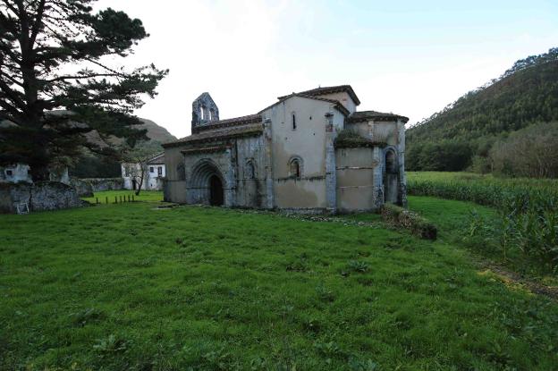 Iglesia de San Antolín de Bedón, de estilo románico benedictino y edificada en el siglo XIII. 