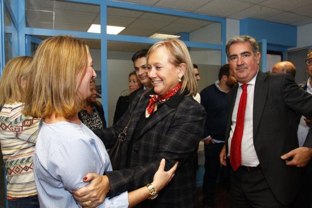 Fernández saluda a Hurlé en presencia de De Rueda y De la Torre, ayer en la nueva sede. 