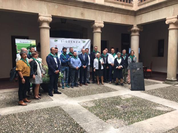 Foto de familia de los asistentes a la fiesta del turismo rural. :: E. C.