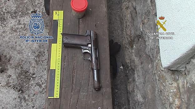 Una de las pistolas incautadas. 