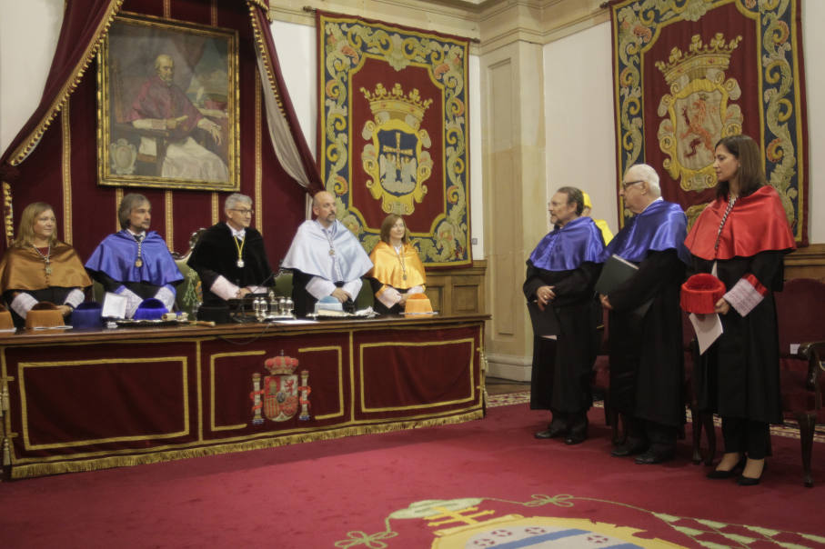El acto, celebrado esta mañana en el Paraninfo del Edificio Histórico de la Universidad, ha estado presidido por el rector