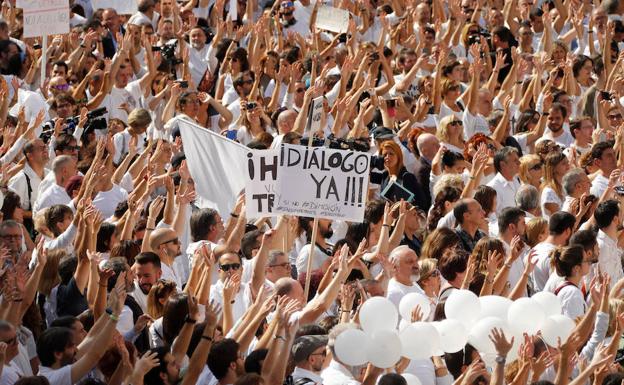 Imagen de la manifestación por el diálogo en Cibeles y por la unidad en la plaza Colón de Madrid.