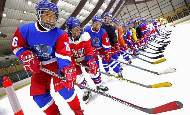 Imagen principal - Las &#039;damas de hielo&#039; de Kuwait preparan su primer torneo internacional