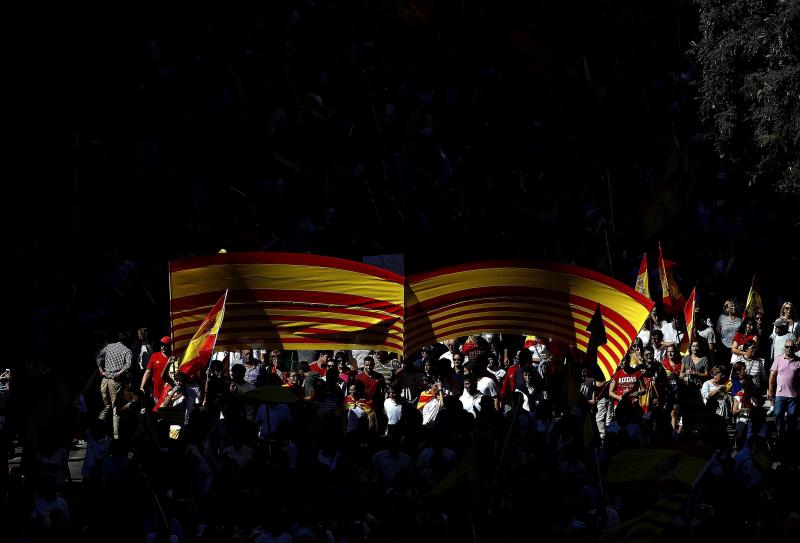 Miles de personas se conentran en la capital catalana para «recuperar la sensatez»