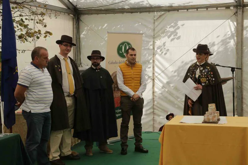 La Cofradía del Gamonéu recibe con honores a los ayuntamiento de Onís y Cangas de Onís