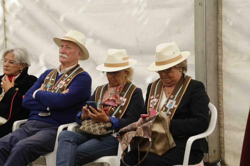 La Cofradía del Gamonéu recibe con honores a los ayuntamiento de Onís y Cangas de Onís