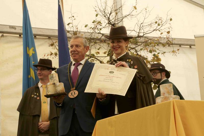 La Cofradía del Gamonéu recibe con honores a los ayuntamiento de Onís y Cangas de Onís