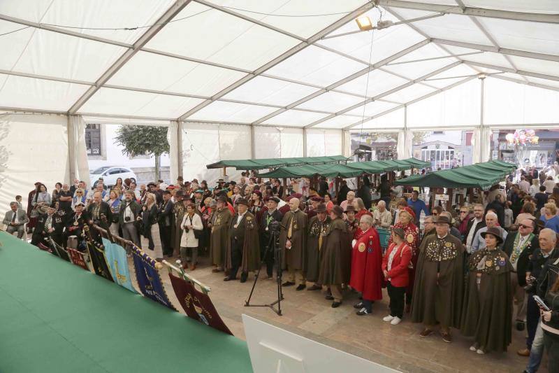 La Cofradía del Gamonéu recibe con honores a los ayuntamiento de Onís y Cangas de Onís