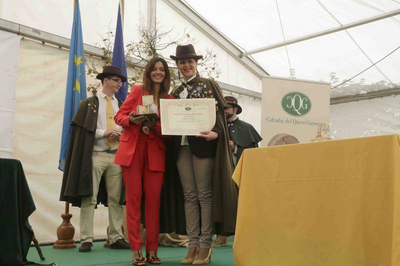 La Cofradía del Gamonéu recibe con honores a los ayuntamiento de Onís y Cangas de Onís