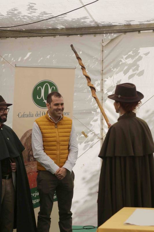 La Cofradía del Gamonéu recibe con honores a los ayuntamiento de Onís y Cangas de Onís