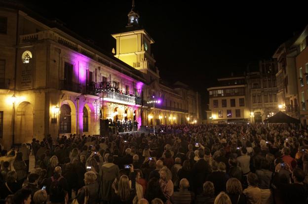 La plaza del Ayuntamiento, abarrotada para escuchar al Coro de la Ópera de Oviedo. 