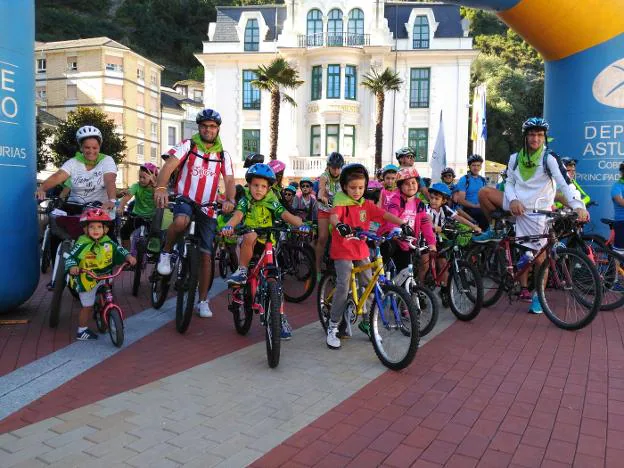 240 personas en el Día de la Bici de Luarca