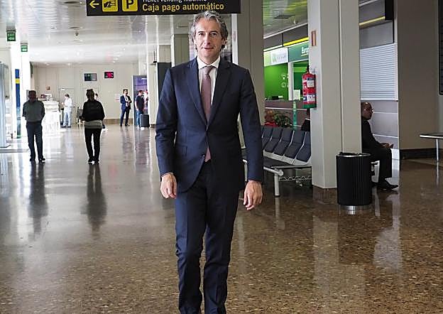 El titular de Fomento, en la terminal del aeropuerto de Asturias. 