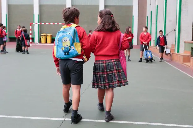 Elección en el Codema. Un niño y una niña, en el Corazón de María de Gijón. El centro abrió un proceso participativo sobre el uniforme y permite a las alumnas elegir entre falda o pantalón. 