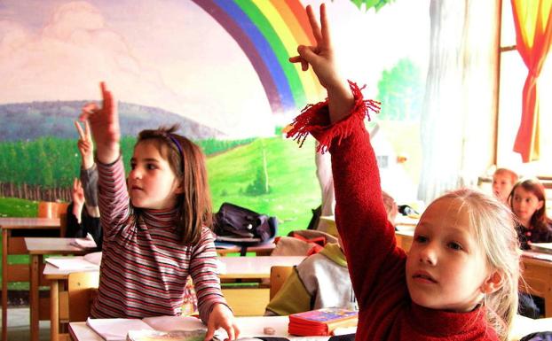 Niños reciben clase en el pueblo de Bosnia. 