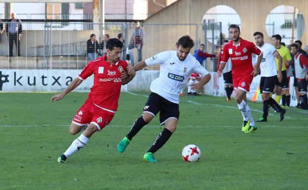 Camochu intenta arrebatar el balón a un rival 