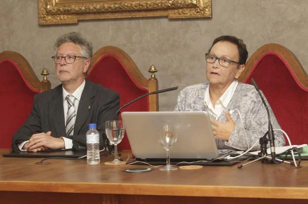 José Avelino Gutiérrez y Carmen Fernández Ochoa, durante su ponencia en el Ridea. 