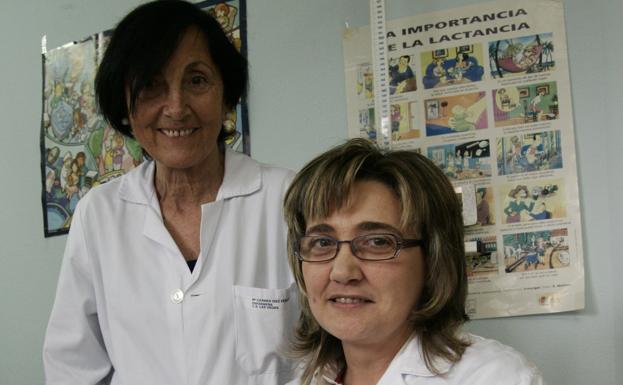 Carmen Díaz y María José Ruiz, en el centro de salud de Las Vegas, Corvera. 