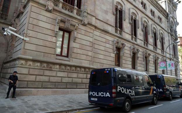 Furgonetas de la Policia Nacional frente a la Audiencia de Barcelona.