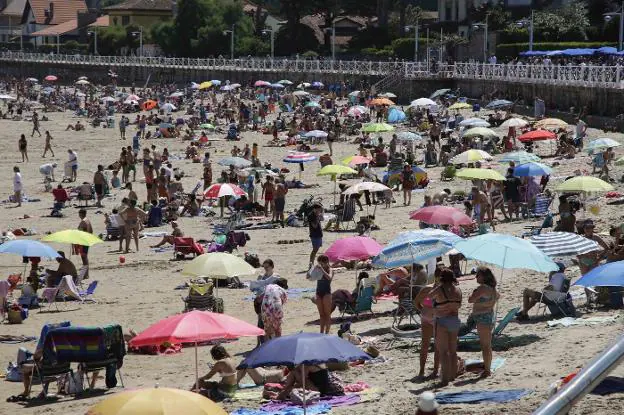 La playa de Santa Marina, repleta de bañistas, en una de las pocas jornadas soleadas del verano. 