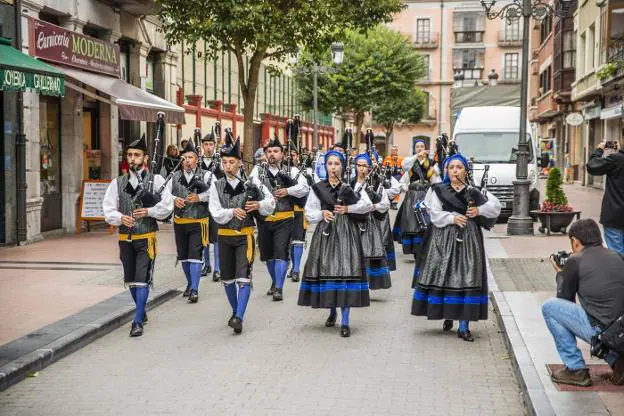 La Banda Gaites Ribeseya, en una actuación por las calles de la villa. 